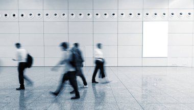 Bulanık gezginler havaalanının zemininde yürüyorlar.