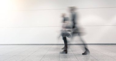 İş adamları koridor boyunca gider. 