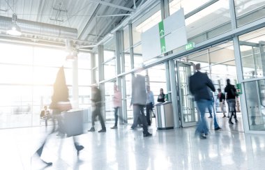 Ticaret fuarındaki bulanık insanlar