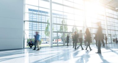 Bulanık iş fuarı ziyaretçileri