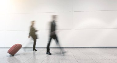 Bulanık gezginler bir katta yürüyor