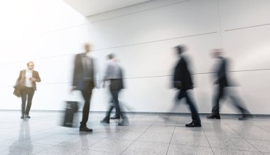 Ticaret fuarındaki bulanık iş adamları