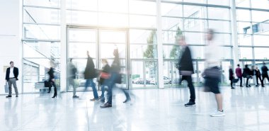 Sergideki iş adamları soyut hareket bulanıklığı