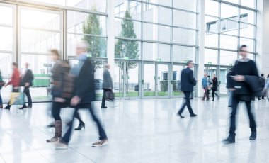 Ticaret fuarı ziyaretçileri salonda