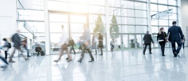 Bulanık insanlarla dolu modern alışveriş merkezi