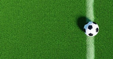 Futbol sahasından gelen futbol topu devrede.