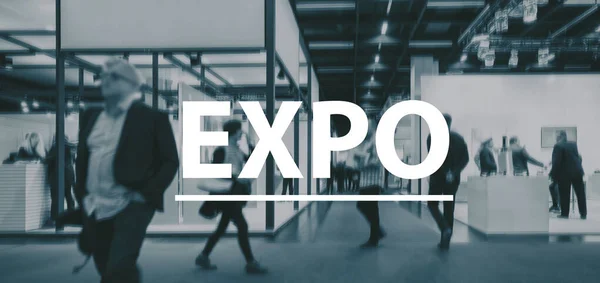 Empresários Desfocados Caminhando Uma Expo Texto Imagem Conceito — Fotografia de Stock
