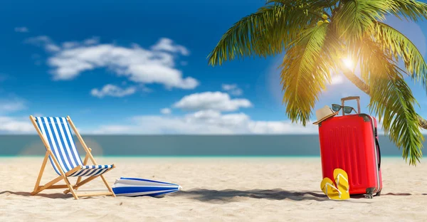 Karayipler 'de yaz tatili sırasında plajda bir palmiye ağacının altında bavul sandaletleri ve güneş gözlüğü olan boş plaj sandalyeleri.
