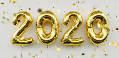 Mutlu 2020 seneleri. 2020 numaralı altın rengi balon ve beyaz arka planda düşen konfeti