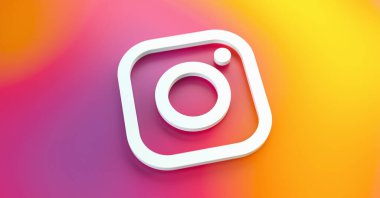 BERLİN, GERMANY HAZİRAN 2021: Yeni Instagram logo kamera ikonu, renkli plastik arka planda mobil uygulamalar. Sosyal ağ Instagram dünyadaki en büyük sosyal ağlardan biridir..