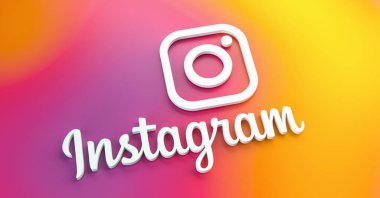 BERLİN, GERMANY HAZİRAN 2021: Web siteleri, mobil uygulamalar için Instagram logosu, renkli plastik arka plan pankartları. Sosyal ağ Instagram dünyadaki en büyük sosyal ağlardan biridir..