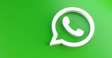 BERLİN, GERMANY HAZİRAN 2021: İnternet siteleri, mobil uygulamalar, afişler için WhatsApp logosu, yeşil plastik arka planda basıldı. WhatsApp akıllı telefonlar için anlık mesajlaşma uygulaması.