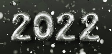 Mutlu 2022 seneleri. 2022 gümüş folyo balonları ve siyah arka planda düşen konfeti. Gümüş helyum balon numaraları. Bayram posteri ya da pankart konsepti