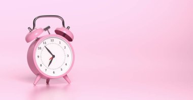 Pembe renkli çalar saat, parlak pembe arka plan. Bireysel metinleriniz için telif alanı olan en az yaratıcı kavram.