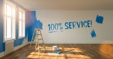 Tadilat sırasında, merdiven ve boya kovasıyla duvara mavi boyayla yazılmış% 100 servis.  