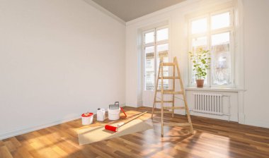 Boya kovası ile taşınmak için eski bir binada tadilat odası