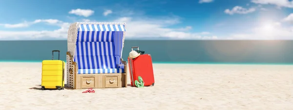 Puste Krzesło Plażowe Walizkami Sandały Klapkami Okulary Przeciwsłoneczne Plaży Morza — Zdjęcie stockowe