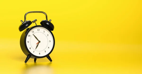 Reloj Despertador Vintage Negro Con Fondo Amarillo Brillante Concepto Creativo —  Fotos de Stock