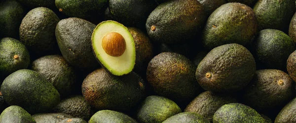 Veel Avocado Met Gehalveerde Avocado Met Zaden Een Stapel Veganistisch — Stockfoto