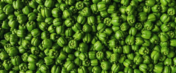 Stapelstapel Mit Grünem Paprika Auf Bauernmarkt — Stockfoto