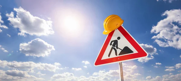 Canteiro Obras Street Danger Sign Com Capacete Amarelo Contra Céu — Fotografia de Stock