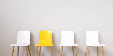 Ofis koridorunda her bir metin için kopyalama alanı bulunan dört sandalye 