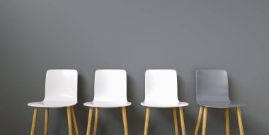 Sıra sıra sandalyeler, biri dışarıda.