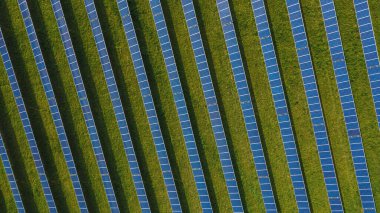 Almanya 'daki güneş pili çiftliği ile hava görüntüsü