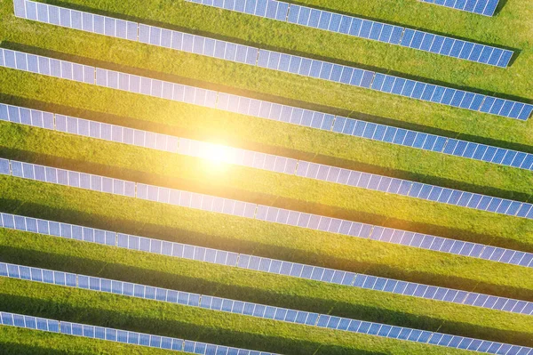 Letecký Pohled Solární Panely Slunečného Dne Elektrárna Vyrábějící Čistou Energii — Stock fotografie