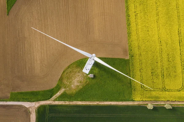 夏の日に風力タービンと農業分野 クリーンかつ再生可能エネルギーによるエネルギー生産 トップビューショット — ストック写真