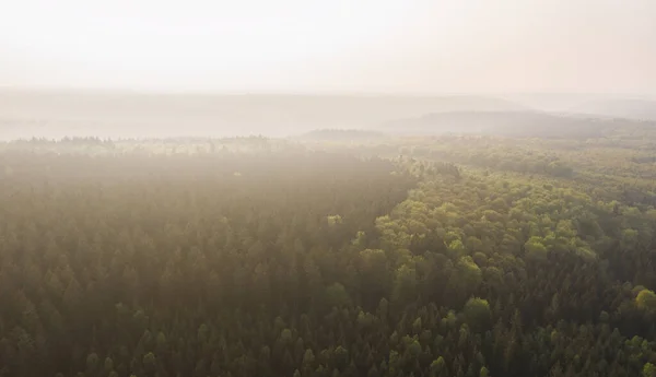 Flygdrönare Utsikt Över Naturskön Landskap Med Berg Täckta Moln Och — Stockfoto