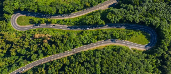 在森林中蜿蜒的路 Eifel 汽车在路上经过 无人机射中 — 图库照片
