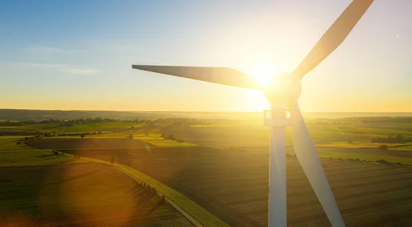 Ветряные Турбины Сельскохозяйственные Поля Летний День Производство Энергии Чистой Возобновляемой — стоковое фото