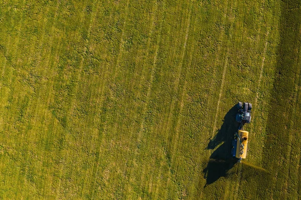 트랙터 조선에서 거름을 들판에 뿌린다 농업에 산업적 드론을 사용하여 귀하의 — 스톡 사진