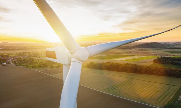 Turbiny Wiatrowe Pola Uprawne Letni Dzień Produkcji Energii Czystych Odnawialnych — Zdjęcie stockowe