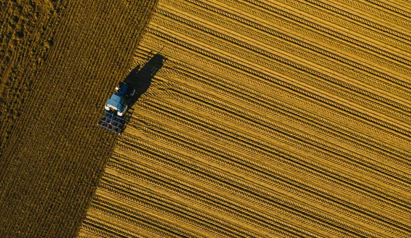 Traktor Szántja Mezőt Ipari Háttér Mezőgazdasági Témában Használjon Drónokat Hogy — Stock Fotó