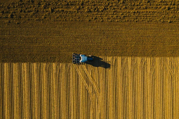 农民播种 在田里播种庄稼 农业主题的工业背景 使用无人驾驶飞机检查您的业务 — 图库照片