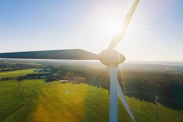 风力涡轮机和农业等领域对夏天天 能源生产与清洁和可再生能源 空中拍摄 — 图库照片