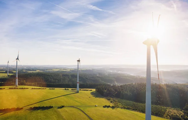 夏季风力涡轮机农场和景观 能源生产与清洁和可再生能源 空中无人驾驶飞机射击 — 图库照片