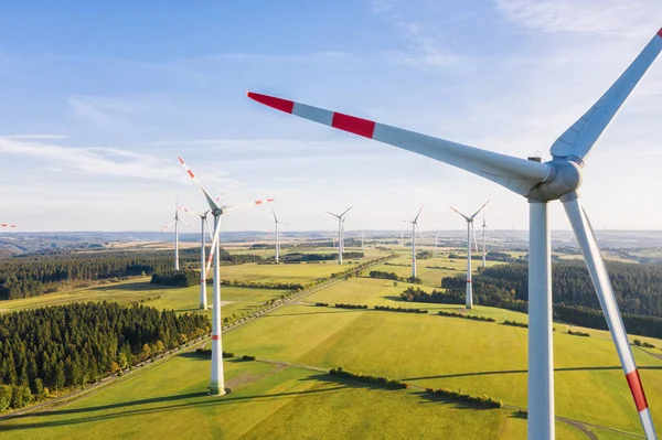 从无人机看风力涡轮机 可持续发展 环境友好型可再生能源概念 — 图库照片