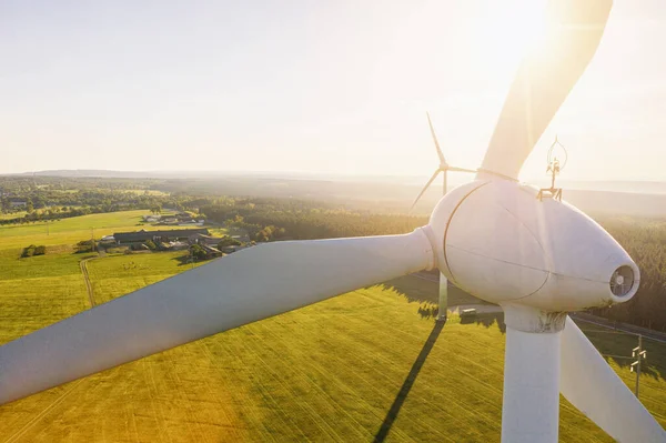 Turbinas Eólicas Campos Agrícolas Dia Verão Produção Energia Com Energia — Fotografia de Stock