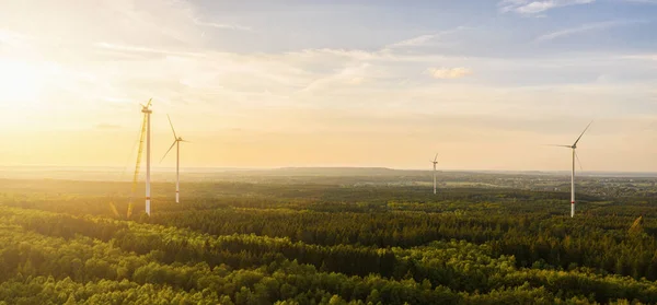Turbine Eoliche Costruzione Tramonto Produzione Energia Con Energia Pulita Rinnovabile — Foto Stock