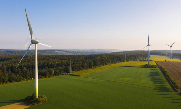 Вид на ветряные турбины с беспилотника - Устойчивое развитие, экологическая концепция, возобновляемые источники энергии.