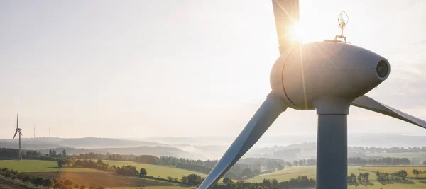 风力涡轮机和农业领域 清洁和可再生能源的能源生产 个别文本的版权空间 横幅尺寸 — 图库照片
