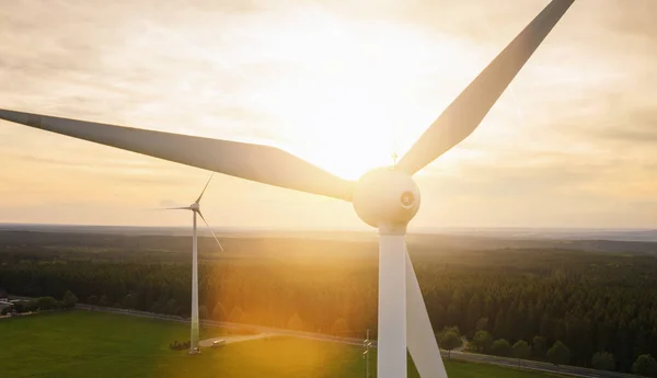 風力タービンと農業分野 クリーンかつ再生可能エネルギーによるエネルギー生産 個々のテキストのコピースペース — ストック写真