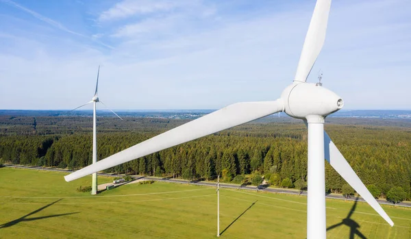 从无人机看风力涡轮机 可持续发展 环境友好型可再生能源概念 — 图库照片