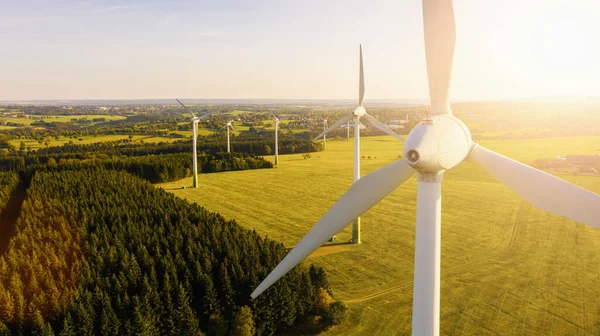 风力涡轮机和农业等领域的一个夏日 能源生产与清洁和可再生能源 空中射击 模拟图像样式 — 图库照片