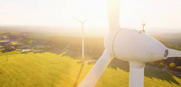 夏季风力涡轮机和农田 能源生产与清洁和可再生能源 空中拍摄 版权空间为您的个别文字 — 图库照片