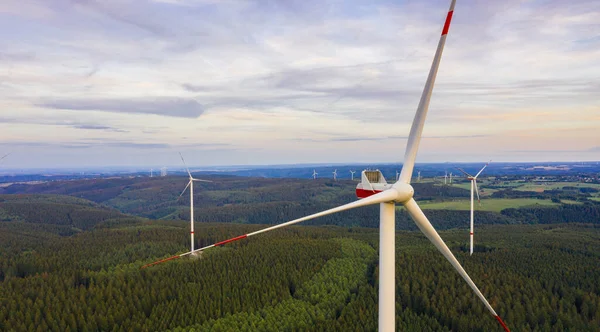 Günbatımında Ormandaki Rüzgar Çiftliği Temiz Yenilenebilir Enerji Ile Enerji Üretimi — Stok fotoğraf