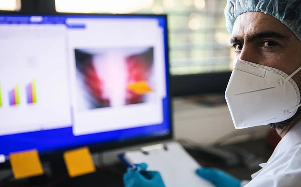 Доктор Рентгенівським Знімком Пневмонії Пацієнта Ковід Клініці Під Час Коронавірусної — стокове фото